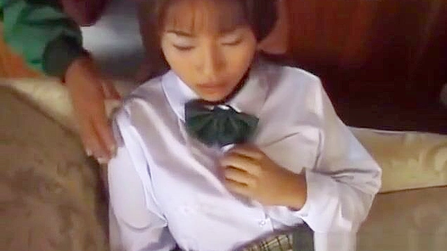 甜美亚洲女大学生挑逗私处隔着内裤高潮。