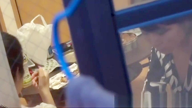 日本女同性恋者激烈舌吻和性感接吻