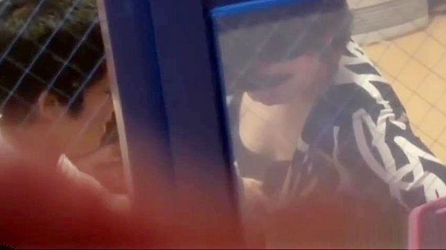 日本女同性恋者激烈舌吻和性感接吻