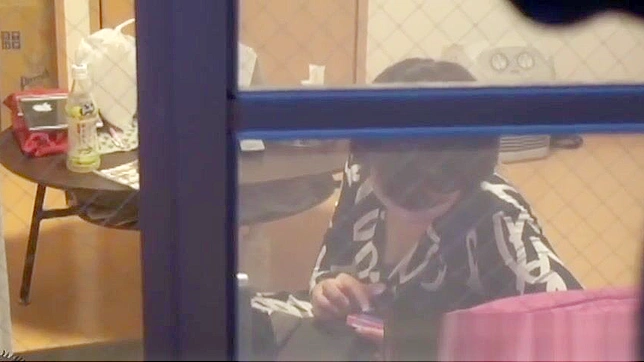 日本女同性恋者激烈舌吻和性感接吻