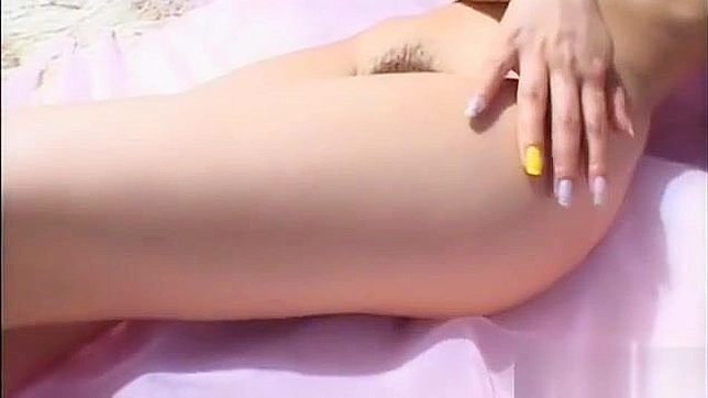 艾达优，调皮的亚洲美人展示她诱人的丰满胸部。