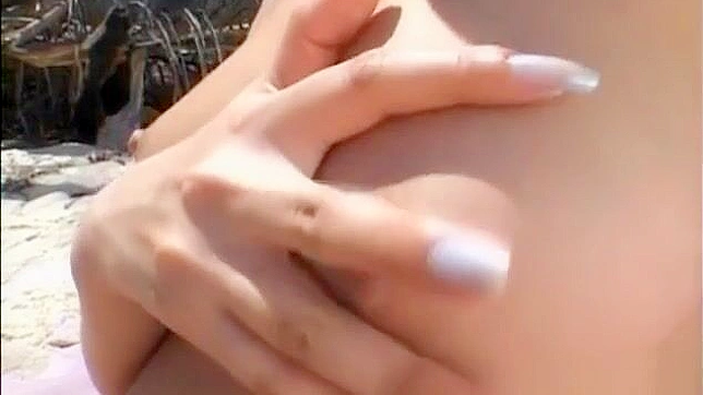 艾达优，调皮的亚洲美人展示她诱人的丰满胸部。