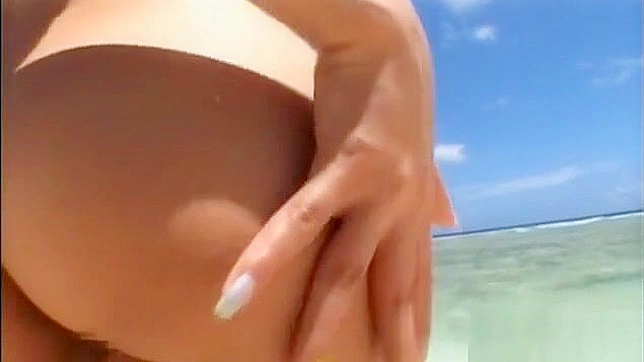 艾达优，调皮的亚洲美人展示她诱人的丰满胸部。