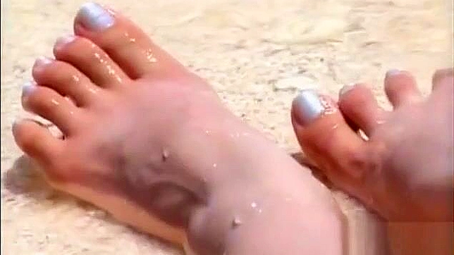 艾达优，调皮的亚洲美人展示她诱人的丰满胸部。