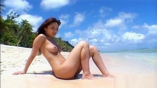 艾达优，调皮的亚洲美人展示她诱人的丰满胸部。