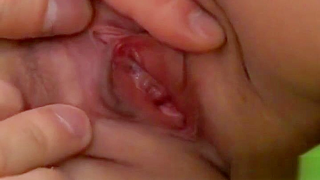 迷人的棕发女郎的阴蒂被刺激，让她湿透了并感到极度兴奋。