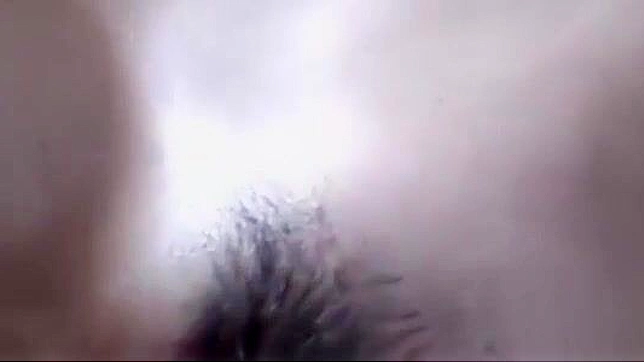 年轻亚洲美女身材娇小阴道紧致享受猛烈快速做爱。
