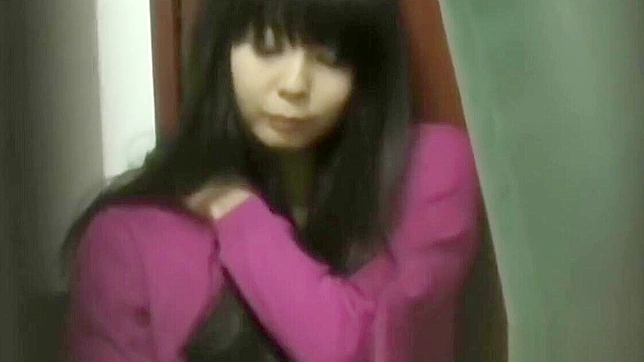 可爱的日本女孩揉搓她的阴部，挑逗并满足她饥渴的观众。