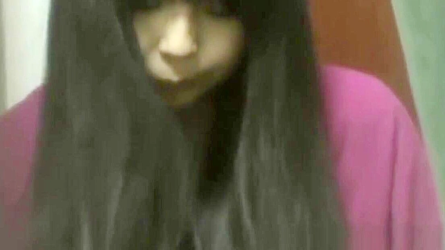 可爱的日本女孩揉搓她的阴部，挑逗并满足她饥渴的观众。