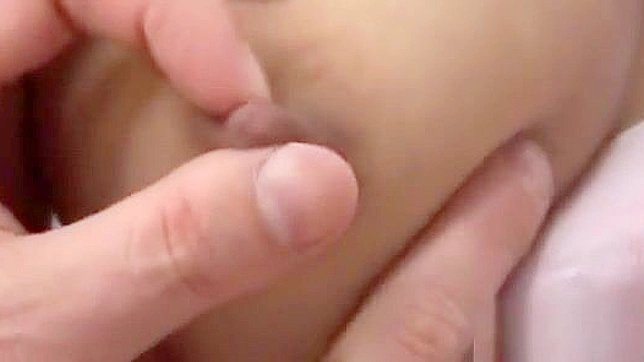 害羞的日本大胸美女奉上令人惊叹口活体验。