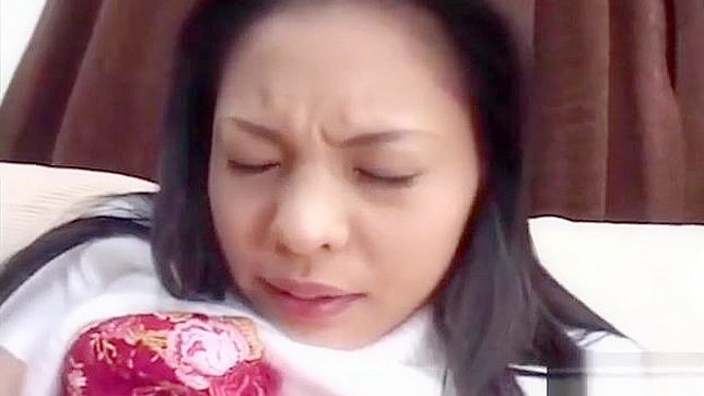 性感亚洲宝贝夹搓乳头，高潮时大声呻吟畅爽。