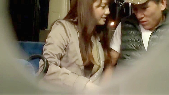 丰满的日本美女在公交车上给幸运乘客公开手淫。