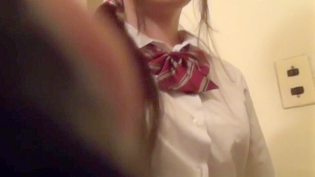 亚洲少女十八岁后亲密三人行激情磨蹭私处