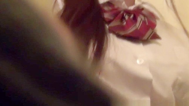 亚洲少女十八岁后亲密三人行激情磨蹭私处