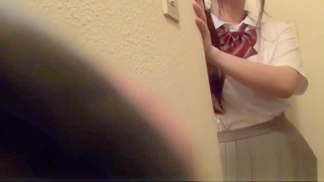 亚洲少女十八岁后亲密三人行激情磨蹭私处