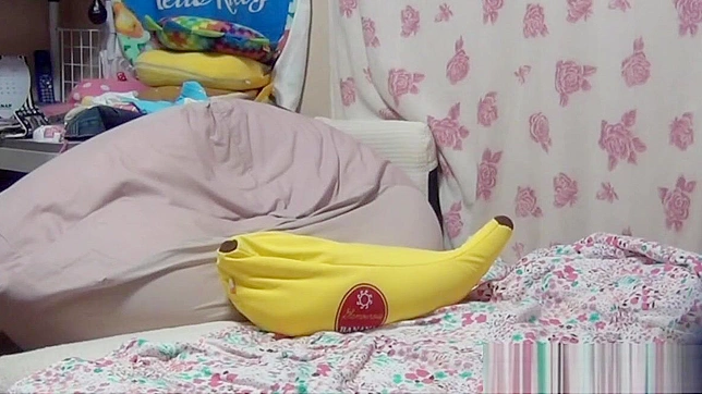 亚洲少女十八岁后亲密三人行激情磨蹭私处