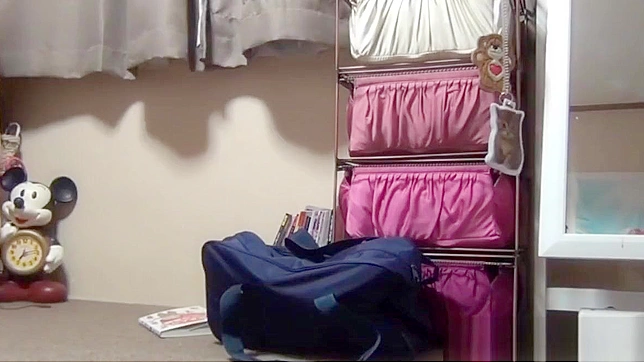 亚洲少女十八岁后亲密三人行激情磨蹭私处