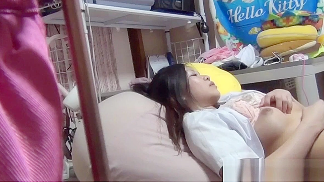 亚洲少女十八岁后亲密三人行激情磨蹭私处