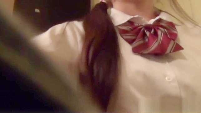 亚洲少女十八岁后亲密三人行激情磨蹭私处