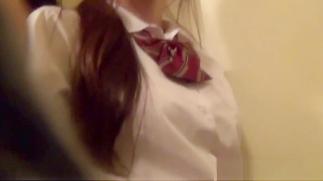 亚洲少女十八岁后亲密三人行激情磨蹭私处