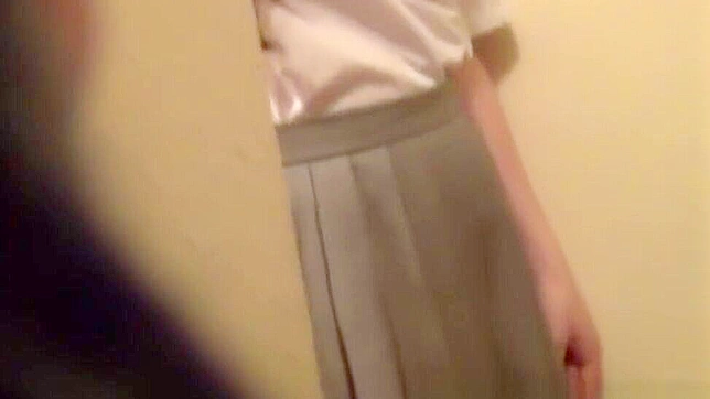 亚洲少女十八岁后亲密三人行激情磨蹭私处