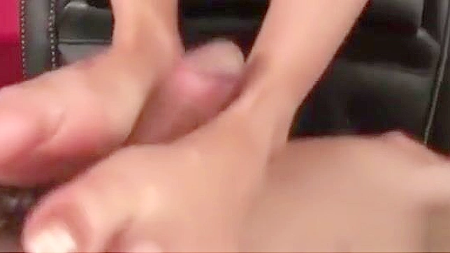 悠依的油滑脚底按摩让男人在激烈高潮中猛射精液。