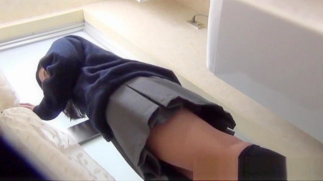 隐秘的手指轻抚毫无察觉的亚洲美女，被藏匿的目光俘获