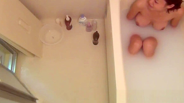 隐秘的手指轻抚毫无察觉的亚洲美女，被藏匿的目光俘获