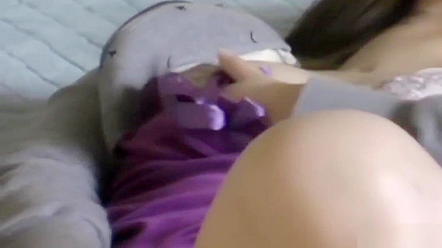 日本少女激烈成人行为后湿漉漉的内裤与狂野高潮。