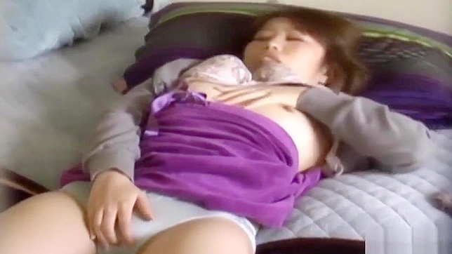 日本少女激烈成人行为后湿漉漉的内裤与狂野高潮。