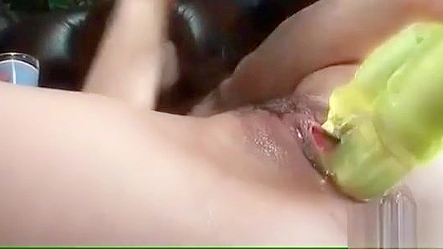 苏珊娜剃毛阴唇被玩具挑逗愉悦的火热自慰秀。