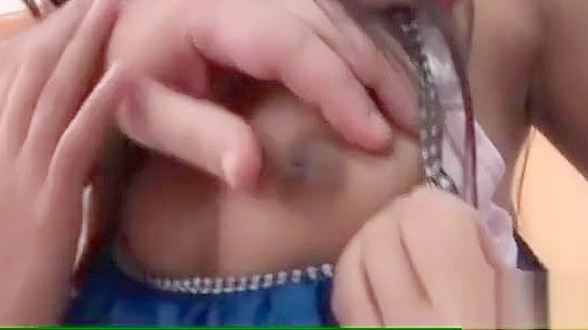 可爱的日本美少女用巨乳吸吮粗壮的丁丁，奉上极致口交。