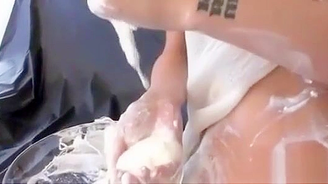 娇小Luna甜美的身体满是奶油，准备迎接黏糊多人狂欢。