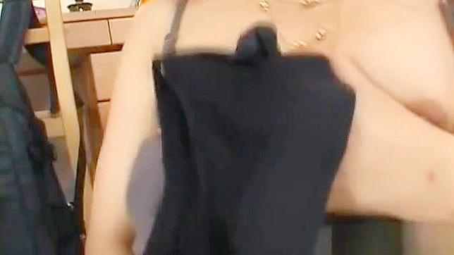 立花美沙，亚洲美人热衷于阴唇嬉戏和激情口交。