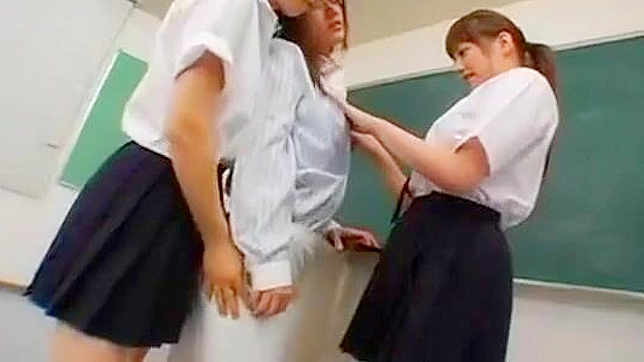 狂野的日本女同三人行 - 激情舔阴和性爱！