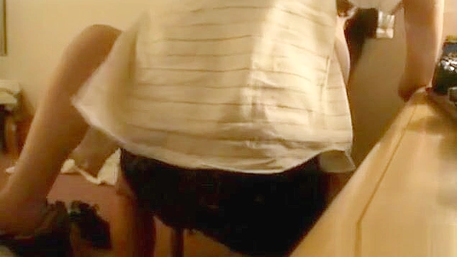 日本AV女優多毛陰部被熱情猛男舔舐與指操。