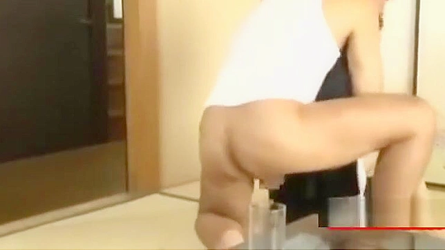 办公室女士的多毛阴道被丈夫粗糙的手指和猛烈插入。