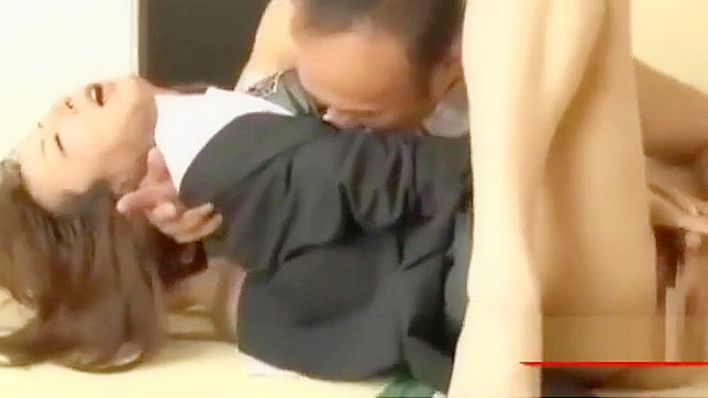 办公室女士的多毛阴道被丈夫粗糙的手指和猛烈插入。