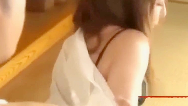 办公室女士的多毛阴道被丈夫粗糙的手指和猛烈插入。