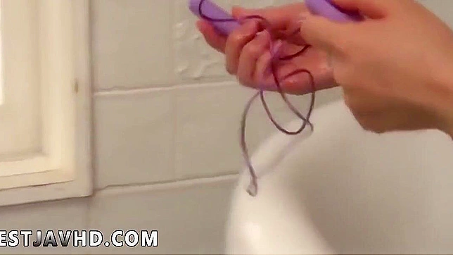 性感日本女神在浴缸中诱惑自慰，全裸展示69姿势