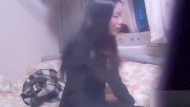 亚洲美人用玩具玩弄毛茸茸的阴唇，疯狂自慰。