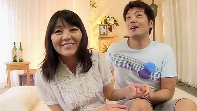 年轻美女疯狂裸露，六小时激情群交高潮不断。