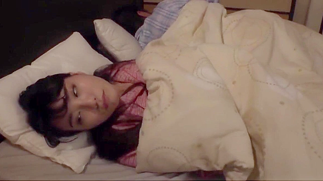 丰满妻子自慰，无视丈夫的冷漠，在孤独中寻找快感。