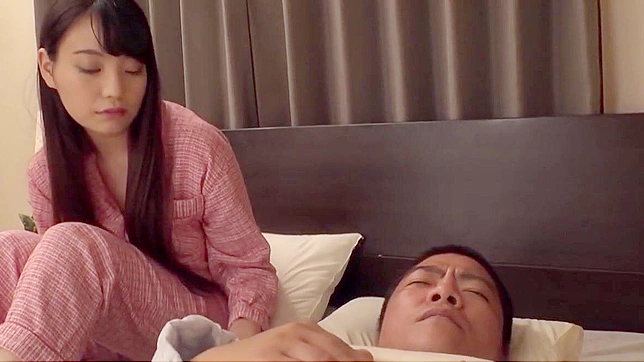 丰满妻子自慰，无视丈夫的冷漠，在孤独中寻找快感。