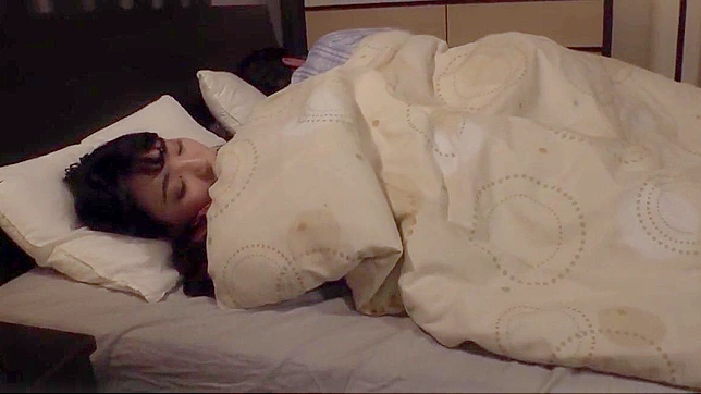 丰满妻子自慰，无视丈夫的冷漠，在孤独中寻找快感。