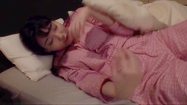 丰满妻子自慰，无视丈夫的冷漠，在孤独中寻找快感。