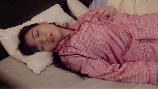 丰满妻子自慰，无视丈夫的冷漠，在孤独中寻找快感。