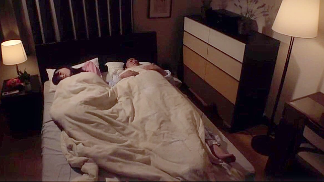 丰满妻子自慰，无视丈夫的冷漠，在孤独中寻找快感。