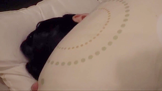 丰满妻子自慰，无视丈夫的冷漠，在孤独中寻找快感。