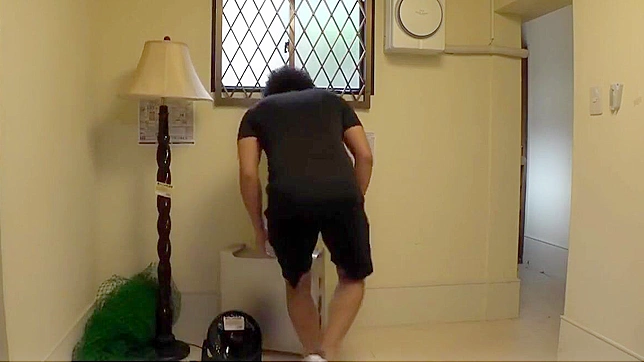 丰满妻子自慰，无视丈夫的冷漠，在孤独中寻找快感。